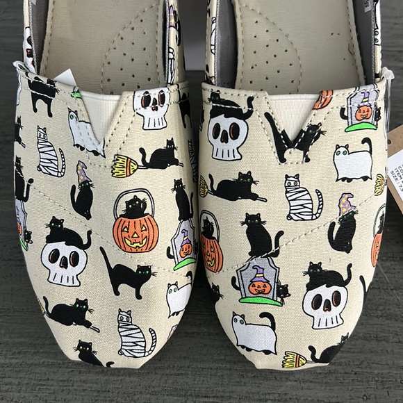 NWT Toms Halloween Black Cats Pumpkins Skulls Slip On Size 7.5 - Picture 3 of 7